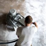 hantverkare som jobbar med microcement