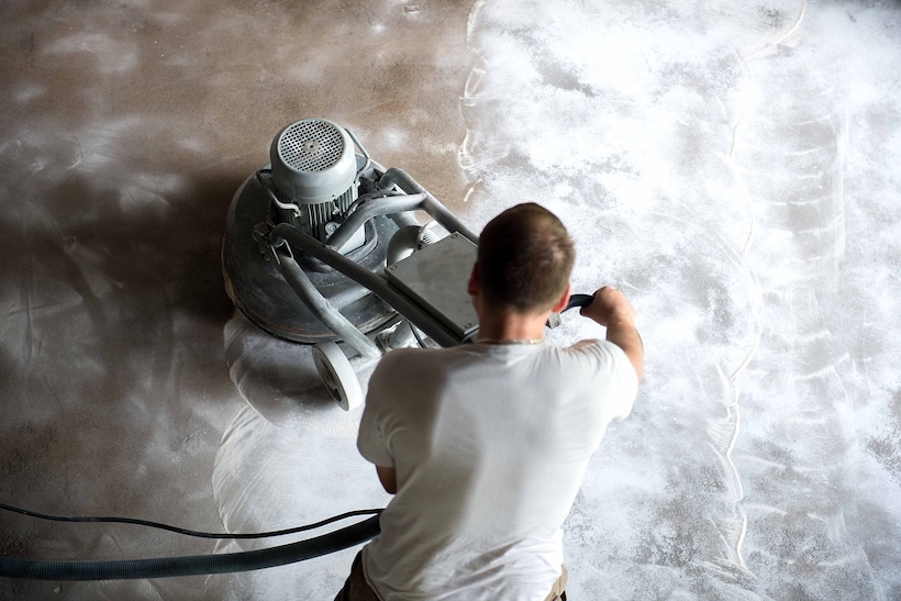 hantverkare som jobbar med microcement